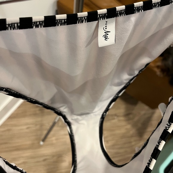 🔲 Striped Bikini Bottoms with Hip Ruffle - Picture 7 of 8